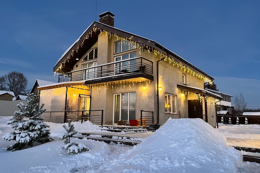 Как повесить гирлянду-бахрому на дом: пошаговая инструкция - статья RULED